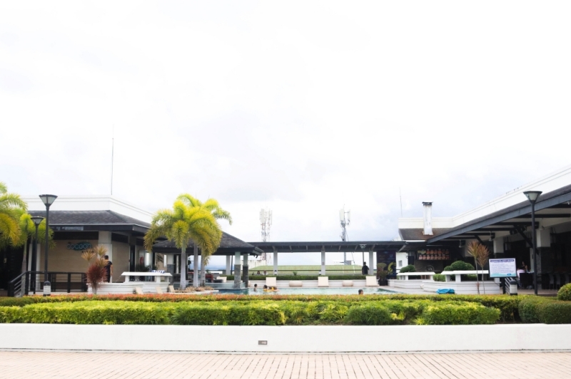 フィリピン留学 Cebu21 - LSLC-pool areas ground floor and chalet-4